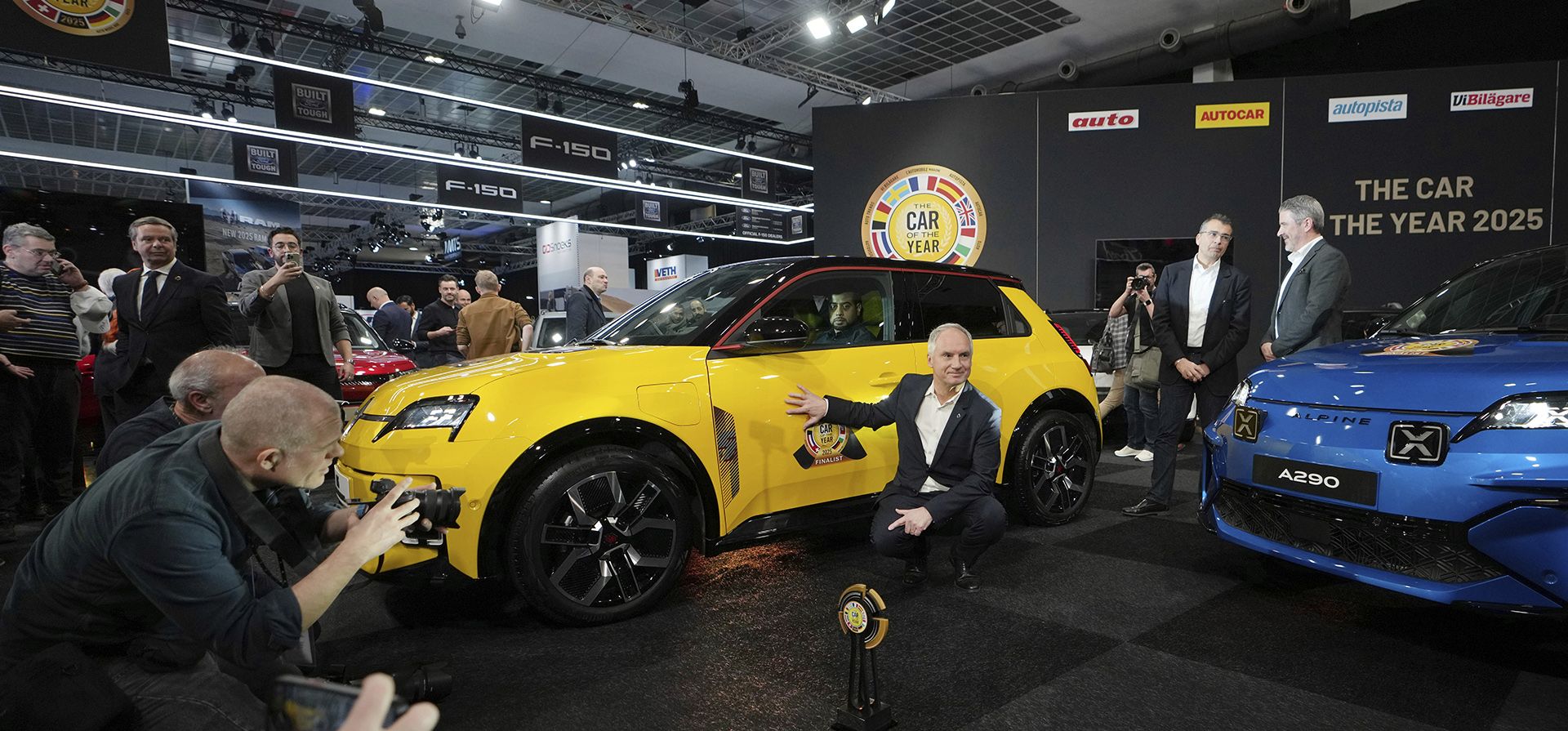 El director ejecutivo de la marca Renault, Fabrice Cambolive (centro), posa con el trofeo frente al Renault R5 después de aceptar el premio al Automóvil del Año 2025 en el Salón del Automóvil de Bruselas, el viernes 10 de enero de 2025. (Foto AP/Virginia Mayo) El director ejecutivo de la marca Renault, Fabrice Cambolive (centro), posa con el trofeo frente al Renault R5 después de aceptar el premio al Automóvil del Año 2025 en el Salón del Automóvil de Bruselas, el viernes 10 de enero de 2025. (Foto AP/Virginia Mayo)