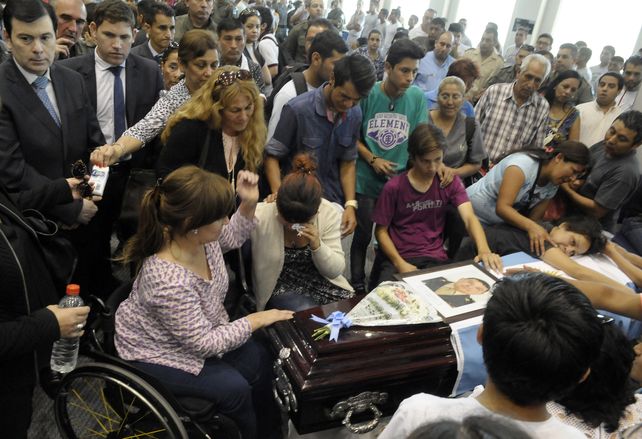Sin consuelo. Familiares lloran sobre un féretro en el complejo Forum de Santiago