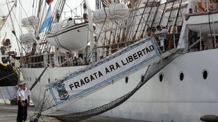 La tripulación de la fragata Libertad en Ghana resistió con armas un intento de remolque