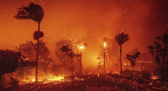 El incendio de Pacific Palisades arde en un vecindario en medio de fuertes vientos. Los Ángeles.