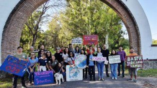 La comunidad educativa de la escuela Alberdi realizó un abrazo simbólico en reclamo de concursos. Denuncian que la escuela agrotécnica está diezmada