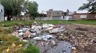 Barrio Schneider: indignación de los vecinos por un mini basural que se formó en una plaza