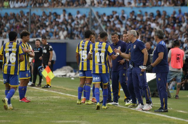 Momento de parate. Los futbolistas de Central se hidratan en una pausa del partido ante Racing que sirvió para que el entrenador acomodara algunas piezas.