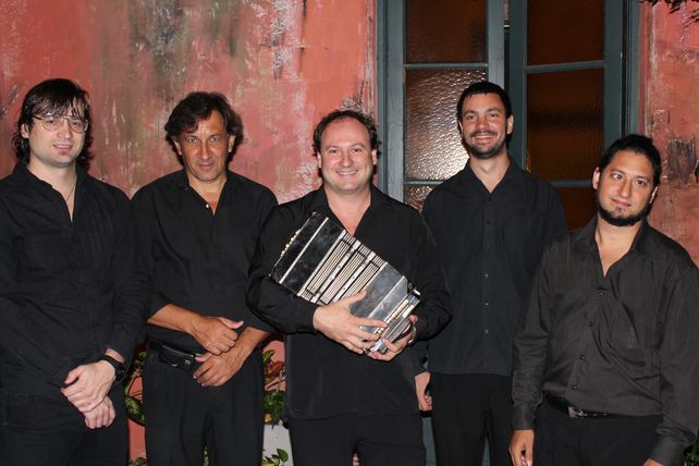 Los Tauras. La agrupación liderada por el bandoneonista Carlos Quilici (centro) ofrecerá el espectáculo “20 años no es nada” en el teatro de Parque España.