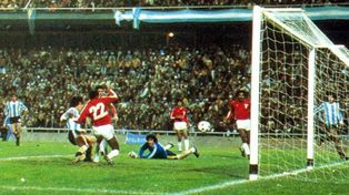 Ramón Quiroga, arquero de Perú, en el piso de la cancha de Central. Argentina logró golear y siguió camino al título.&nbsp;