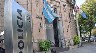 Dos hombres en una moto se resistieron a un control policial y derribaron a un agente previo a ser detenidos