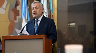 El mandatario mendocino arremetió contra la conducción nacional del radicalismo.