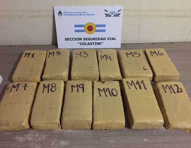 Los oficiales secuestraron 12 ladrillos de marihuana que pesaron más de 14 kilos