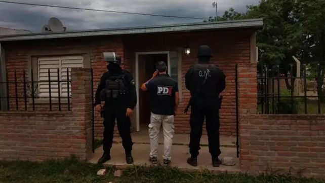 Uno de los allanamientos llevado a cabo por la policía que terminó con la detención de los integrantes de la banda que cometían entraderas