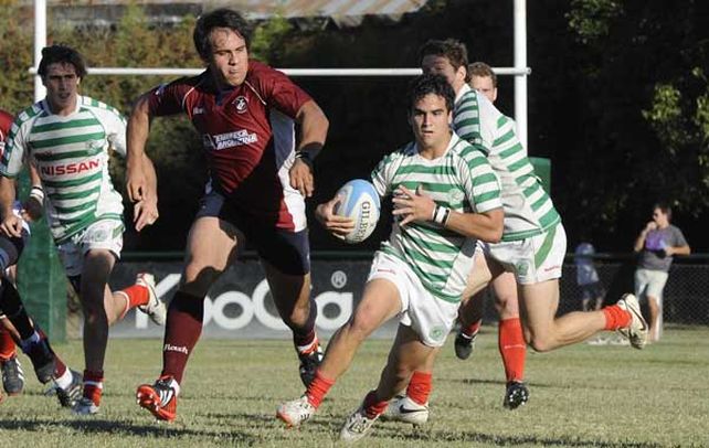 Al frente. Baronio intenta desequilibrar mientras un rival lo asedia. Si bien es el comienzo del campeonato