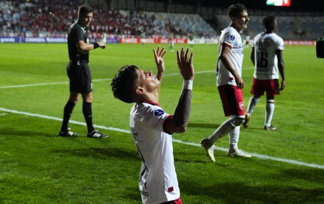 Brian Aguirre celebra su primer gol &nbsp;en la primera de Newells. El delantero definió con precisión un centro de Sordo.