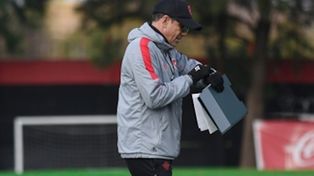 El uruguayo mira su reloj durante el entrenamiento en el predio Jorge Griffa. Su equipo aún no está definido, pero se supone un cambio solo en la defensa.