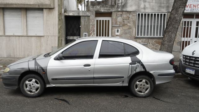 Uno de lo autos que fueron pintarrajeados con negro en French al 1500
