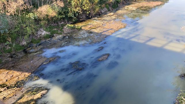 El arroyo Ludueña a la altura de barrio San Eduardo. Los vecinos denuncian alta contaminación.