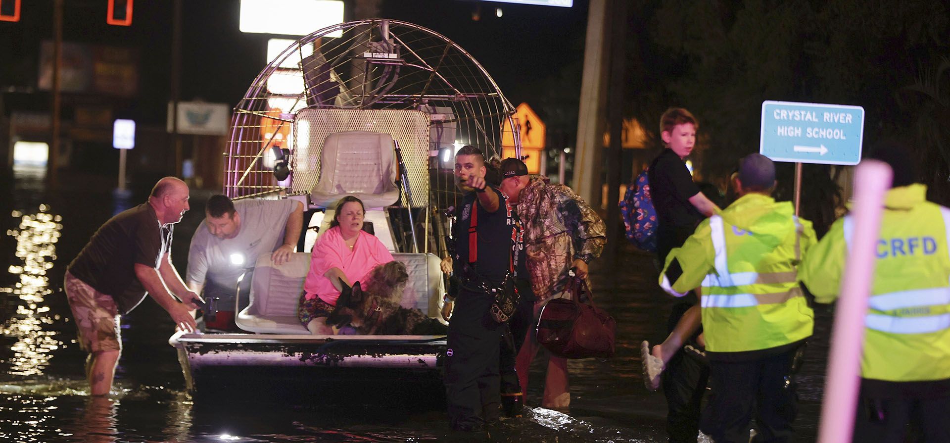 Personas y mascotas son rescatadas de barrios inundados tras el paso del huracán Helene el viernes 27 de septiembre de 2024 en Crystal River, Florida. (Luis Santana/Tampa Bay Times vía AP) Personas y mascotas son rescatadas de barrios inundados tras el paso del huracán Helene el viernes 27 de septiembre de 2024 en Crystal River, Florida. (Luis Santana/Tampa Bay Times vía AP)