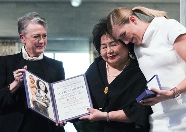 emoción. Entrega del premio a la sobreviviente de Hiroshima Setsuko Thurlow y a Beatrice Fihn