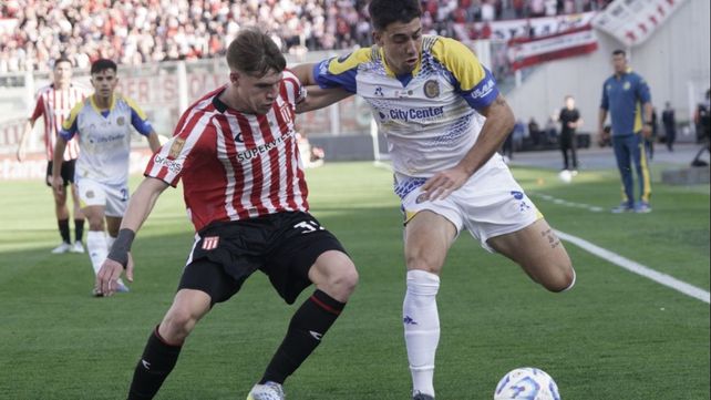 Agustín Sández intenta un avance ante la marca de Estudiantes. Central arrancó mal en el Mario Alberto Kempes.