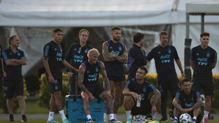 Los jugadores de la selección, en un alto de la práctica.