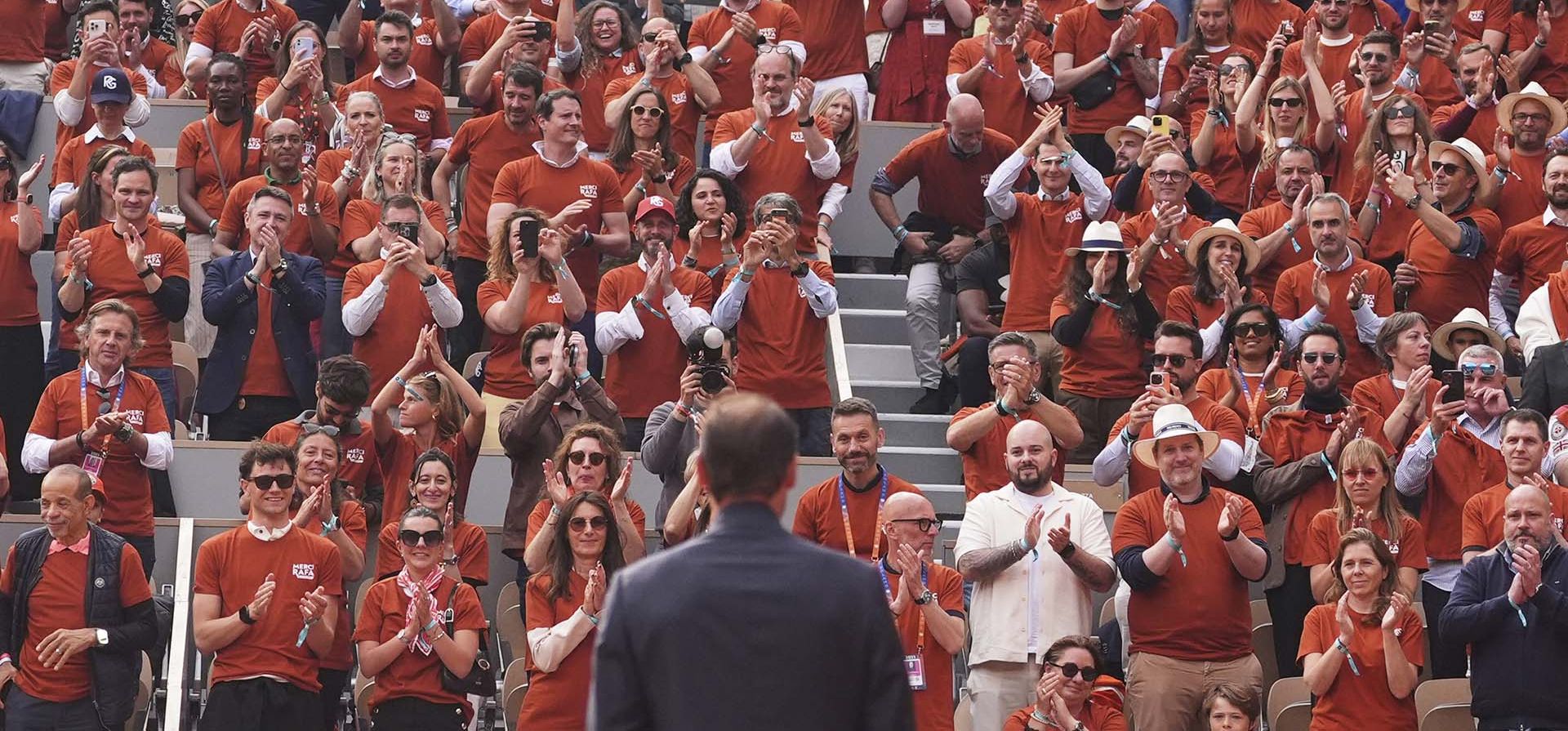Rafael Nadal es vitoreado por el público durante una ceremonia en el Abierto de Francia, el domingo 25 de mayo de 2025. (Foto AP/Lindsey Wasson) Rafael Nadal es vitoreado por el público durante una ceremonia en el Abierto de Francia, el domingo 25 de mayo de 2025. (Foto AP/Lindsey Wasson)
