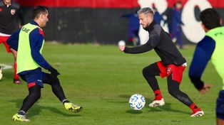Pipa Benedetto, una de las últimas caras nuevas del plantel, maniobra ante un jugador de Central Córdoba.