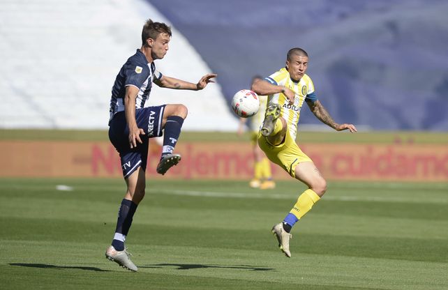 Komar frente a Central, en el torneo pasado. Marca a Marinelli, que ya no está en Arroyito.