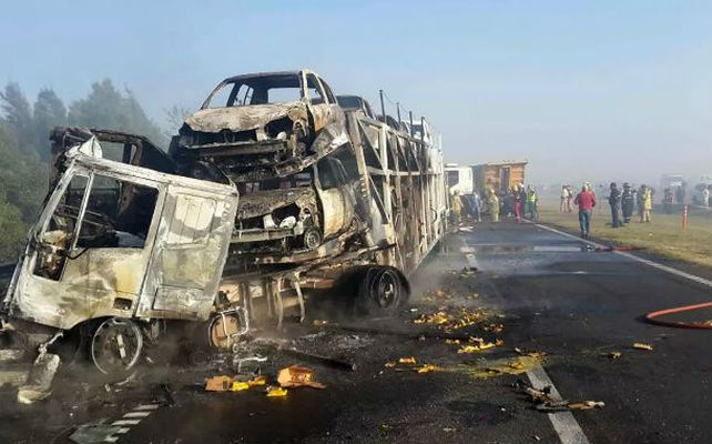 Hierros calcinados. Así quedó el camión que transportaba autos cero kilómetro. (Foto: NA)