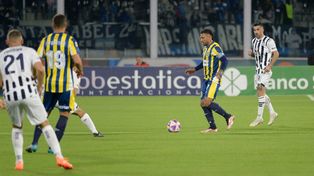 Walter Montoya estaba haciendo un gran partido en el Kempes, hasta que debió salir por un golpe en el tobillo.