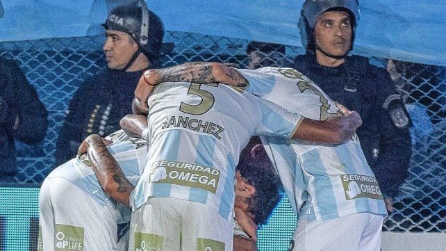 El festejo de los jugadores de Atlético Tucumán ante su gente.