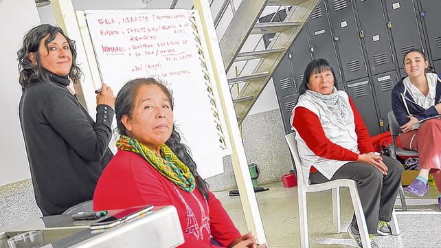 Intercambio. Dos referentes de la comunidad qom compartieron conocimientos con el personal de salud.