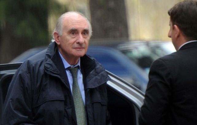 Miradas. De la Rúa está acusado de ordenar el pago de coimas a senadores para aprobar una ley en el año 2000.