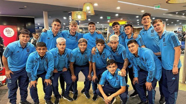 El seleccionado Sub 17 de fútbol partió hacia Indonesia.