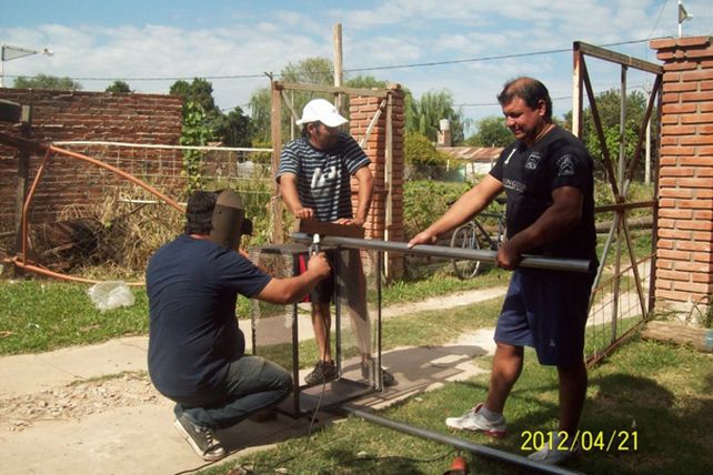 Vecinos del barrio San Roque construyen cestos comunitarios