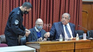 El médico Miguel Marchisio, junto a su defensor particular Raúl Ochoa y Gómez, en la sala 6 de Tribunales. Se le impuso seis años de prisión