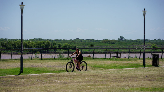 El calor ya se siente en Rosario y se espera que el tiempo esté dominado por las altas temperaturas.