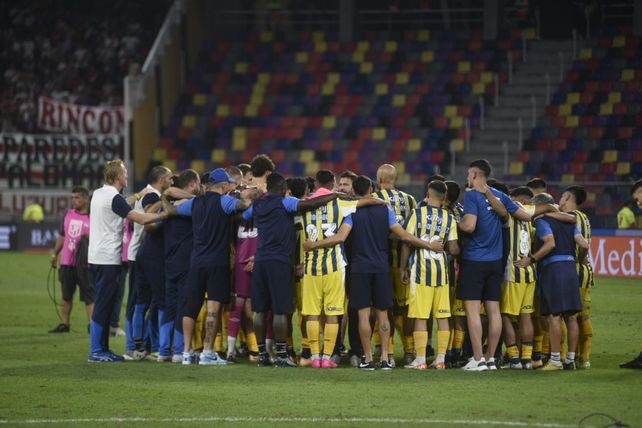 El plantel junto al cuerpo técnico se abrazaron valorando el año que tuvieron.