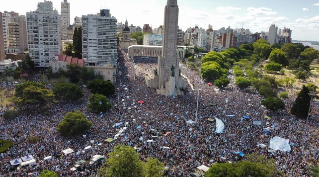 Los rosarinos coparon las calles para celebrar el triunfo mundialista