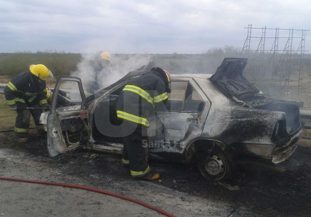 El auto incendiado en Circunvalación y Berutti./ Manuel Testi.