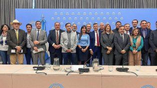 El intendente Poletti junto a sus pares del interior en Diputados.