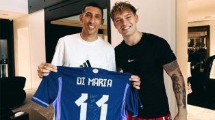 Ángel Di María recibió al youtuber Ian Lucas en su casa y le regaló una camiseta de la selección.