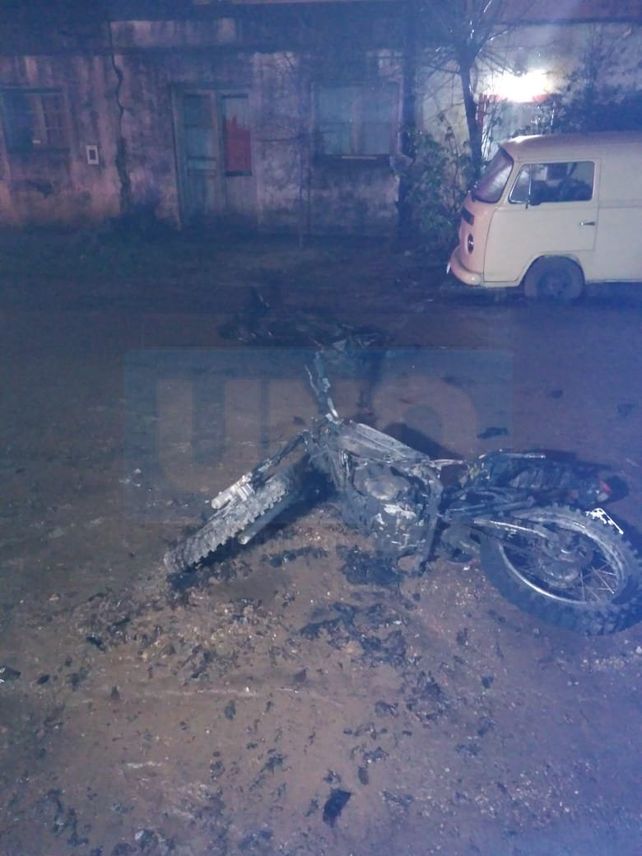 Destruida. La moto que chocó se habría incendiado por una pérdida de nafta.