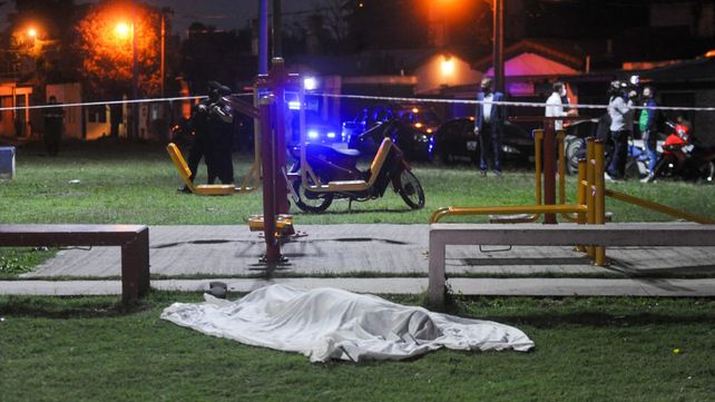 Lo asesinaron mientras jugaba con su hijo de cuatro años en una plaza de barrio Acindar