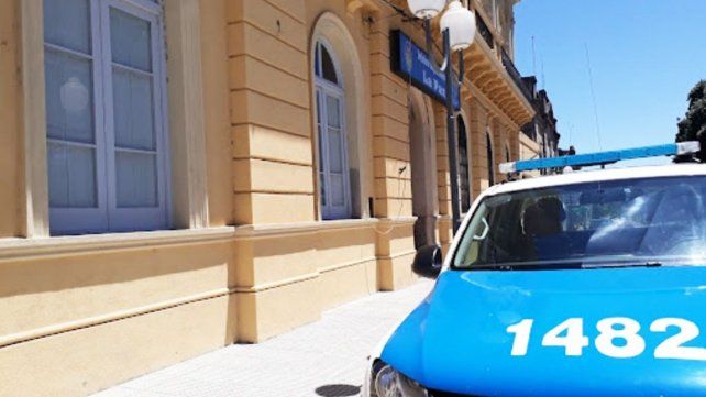 Ingresaron a un supermercado de La Paz y se llevaron las cajas de vino y un cuchillo. Quedaron registrados por las cámaras de seguridad y los detuvieron.