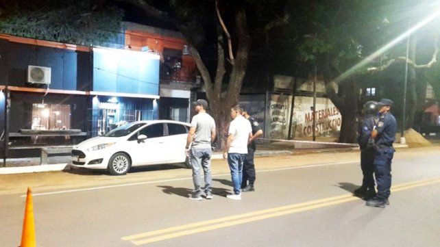 Un hombre baleó y mató a la mujer en la puerta de la casa. Minutos más tarde el autor de los disparos se quitó la vida.