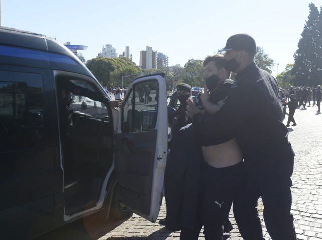 Las imágenes de los incidentes del Monumento por la protesta anticuarentena