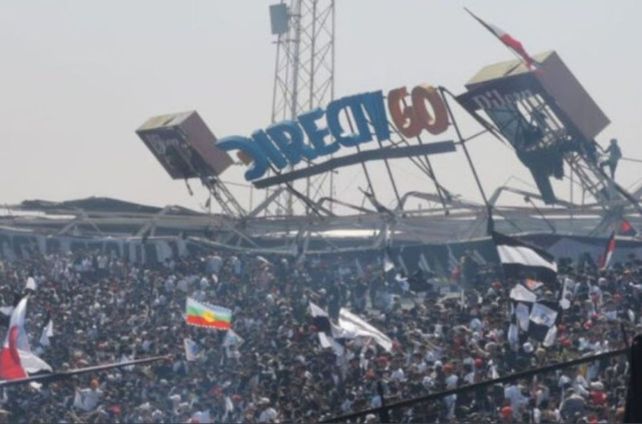 Momento en que se desploma la estructura de la tribuna Cordillera.