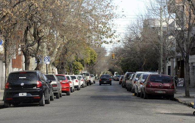 El proyecto que se discute en el Concejo promueve el estacionamiento sobre ambas manos en todas las calles de Rosario.