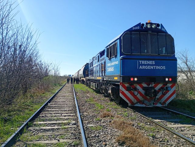 Efectivos policiales trabajan en la zona oeste para determinar cómo un tren arrolló a una mujer.