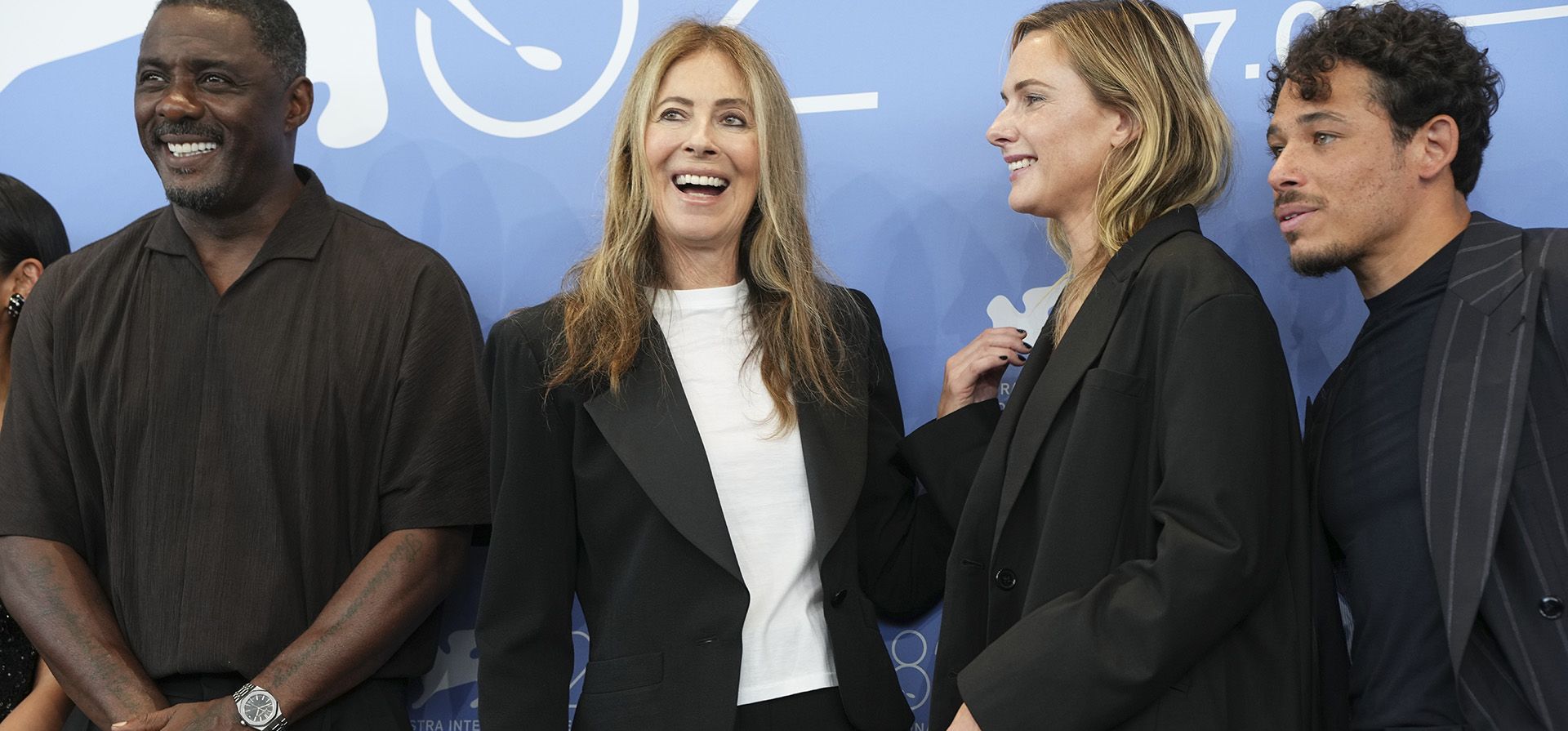 Idris Elba, la directora Kathryn Bigelow, Rebecca Ferguson y Anthony Ramos posan para la sesión fotográfica de la película Idris Elba, la directora Kathryn Bigelow, Rebecca Ferguson y Anthony Ramos posan para la sesión fotográfica de la película