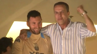 Este lunes, Messi se asomó al balcón del hotel para festejar junto a los fanáticos, y no estuvo solo.