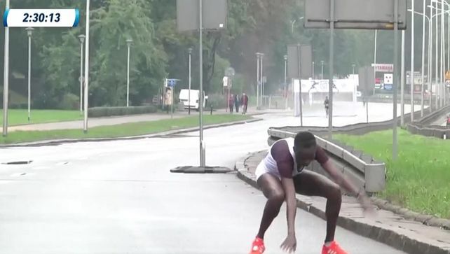 El angustioso momento en el que una maratonista no puede pararse y nadie la ayuda